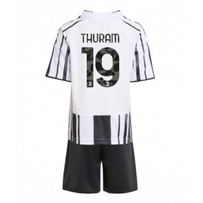 Juventus Khephren Thuram #19 Domácí dres komplet pro Děti 2025-26 Krátkým Rukávem (+ Krátké kalhoty) Juventus Khephren Thuram #19 Domácí dres komplet pro Děti 2025-26 Krátkým Rukávem (+ Krátké kalhoty)