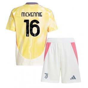 Juventus Weston McKennie #16 Venkovní dres komplet pro Děti 2024-25 Krátkým Rukávem (+ Krátké kalhoty)