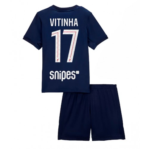Paris Saint-Germain Vitinha #17 Domácí dres komplet pro Děti 2025-26 Krátkým Rukávem (+ Krátké kalhoty) Paris Saint-Germain Vitinha #17 Domácí dres komplet pro Děti 2025-26 Krátkým Rukávem (+ Krátké kalhoty)